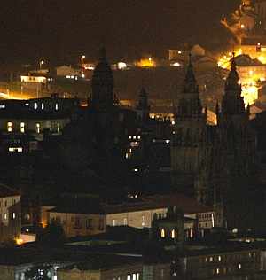 El centro histrico de Santiago de Compostela, a oscuras. (Foto:EFE)