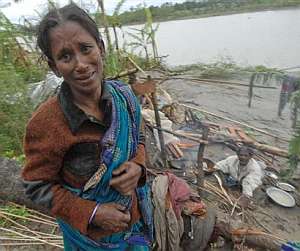 Una mujer llora tras perder su cabaña en Barishal, a 120 kilómetros de la capital de Bangladesh. (Foto: AP)