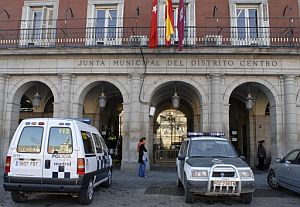 Un vehculo de la Guardia Civil , a las puertas de la Junta del Distrito de Centro. (Foto: EFE)