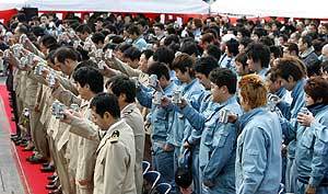 Trabajadores de la flota ballenera japonesa brindan en la apertura de la campaña en Shimonoseki. (Foto: AP)