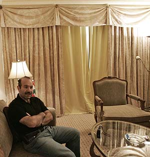Mustafa Alloush, en su habitacin del hotel, con las cortinas echadas. (Foto: AP)