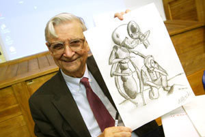 Edward O. Wilson muestra la caricatura que le regalaron sus alumnos del Zoo de Barcelona. (Foto: Quique Garca)