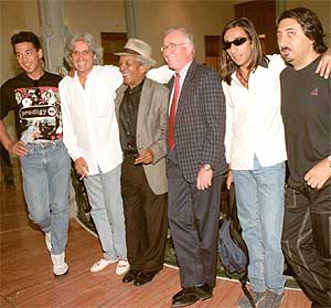 Manolo Tena, Joaqun Lera, Compay Segundo, Eduardo Bautista, Antonio Carmona y Juan Carmona en 1998. (Foto: Julio Palomar)