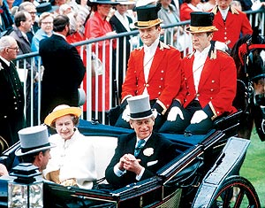 Isabel II y el prncipe Felipe en 1986 en las carreras de Ascot. (Foto: Sipa)