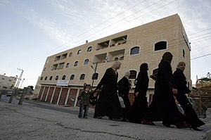 Mujeres palestinas pasean en uno de los asentamientos en la ciudad de Hebrn. (Foto: AFP)