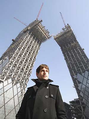 Ole Scheeren, arquitecto jefe de la sede de la CCTV china, que estar acabado antes del verano de 2008. (FOTO: REUTERS)