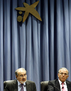 Solbes, junto al director general de La Caixa, Isidre Fainé, en Barcelona. (Foto: EFE)