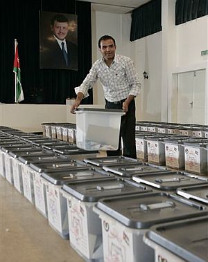 Un trabajador revisa las urnas para las votaciones. (Foto: AP)