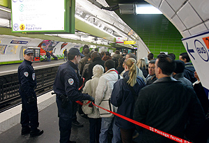 Los franceses hacen cola en el Metro en el sptimo da de huelga. (Foto: AFP)