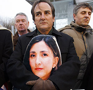 El marido de Ingrid Betancourt, durante una manifestación para pedir su liberación. (Foto: AP)