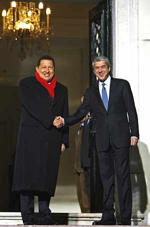 Saludo entre los presidentes de Venezuela y Portugal. (Foto: AFP)