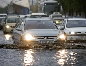 Las fuertes lluvias de ayer han provocado inundaciones en Sevilla. (Foto: EFE).