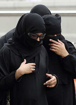 Mujeres rabes vestidas con el hijab negro. (Foto: AFP).