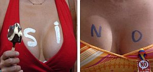 Dos manifestantes con el 'sí' y el 'no' pintado en su cuerpo, respectivamente. (Foto: EFE)