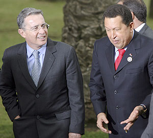 Uribe y Chávez, durante la pasada Cumbre Iberoamericana. (Foto: EFE)