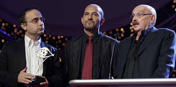 Los guionistas de 'Cuntame...' recogiendo el premio al mejor guin durante entrega de los XI premios de la Academia de la TV. (Foto EFE)