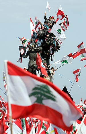 Centenares de jóvenes ondean la bandera libanesa en una manifestación el pasado mes de febrero. (Foto: AP)