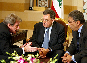 El ministro de Exteriores francés, Bernard Kouchner, conversa con el secretario de la Liga Árabe, Amro Musa, y el primer ministro libanés, Fouad Siniora. (Foto: EFE)