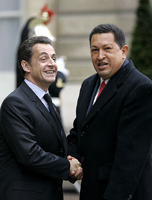 Sarkozy saluda a Chvez, durante la visita de ste a Pars. (Foto: AP)