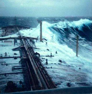 Una ola gigante pasa por encima de un petrolero en el ndico. (Foto:ESA)