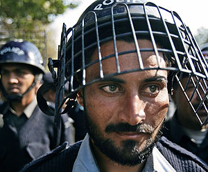Un polica paquistan, durante una protesta este jueves en Islamabad. (Foto: AFP)