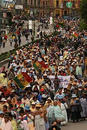 Ms de 10.000 personas marchan en la Paz en apoyo de Morales. (Foto: EFE)