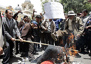 Simpatizantes del Gobierno queman muecos que simbolizan a la oposicin. (Foto: EFE)
