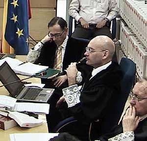 Los magistrados Guevara (izqda.), Gómez Bermúdez (centro) y García Nicolás, durante una sesión del juicio. (Foto: POOL)