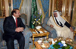 Sharif, durante un encuentro esta semana con el rey de Arabia Saud. (Foto: REUTERS)