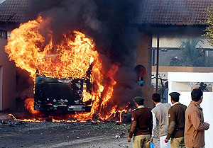 El autobs atacado en Pakistn, en llamas. (Foto: AFP)