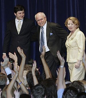 John Howard, junto a su esposa, tras reconocer su derrota. (Foto: AFP)