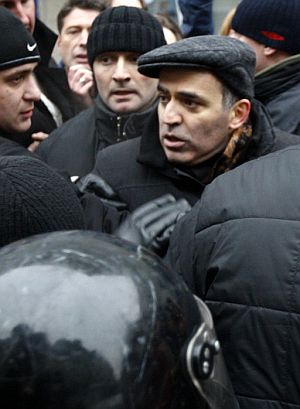Kasparov, rodeado por sus guardaespaldas, durante la detencin. (Foto: AP)