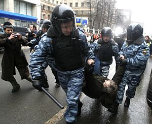 La polica arrastra a un manifestante. (Foto: AFP)