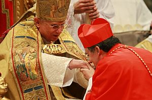 Sistach, tras recibir el birrete cardenalicio. (Foto: AFP)