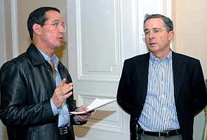 Uribe conversa con su ministro de Relaciones Exteriores, Fernando Araujo. (Foto: EFE)