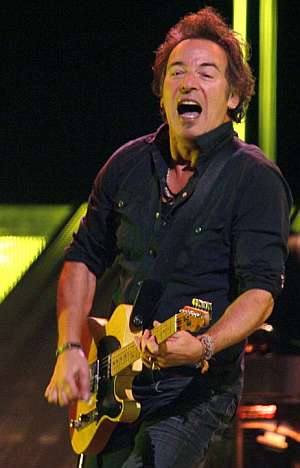 Bruce Springsteen, pletórico, en un momento de su actuación. (Foto: EFE)