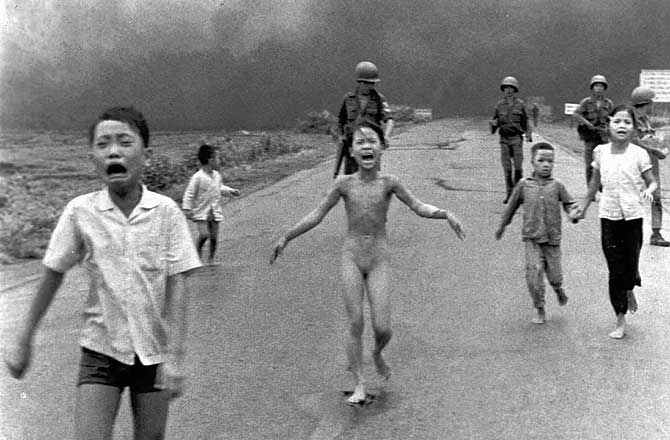 30 aos despus los nios siguen siendo los ms castigados en Vietnam, aunque ahora su historia no gane el Premio Pulitzer y slo ocupe seis lneas del peridico. (Foto ganadora del Premio Pulitzer en 1972: Nick Ut. AP)
