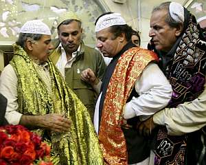 Nawaz Sharif (c), su hermano Shahbaz (i) y el amigo de ambos Makhdoom Javed Hashmi (d) visitan el templo de Data Darbar en Lahore. (Foto: EFE)