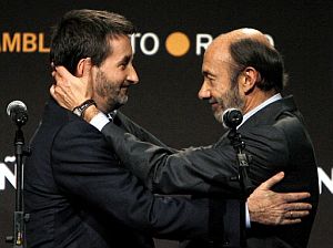 Rubalcaba e Imaz se saludan durante la entrega del premio. (Foto: EFE)