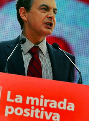 Zapatero, durante su proclamación como candidato a la presidencia. (Foto: AFP)