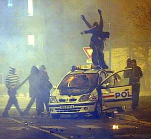 Varios jvenes se suben encima de un coche policial. (Foto: AP)