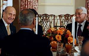 Olmert y Abu Mazen, durante la cena previa a la conferencia de paz. (Foto: EFE)