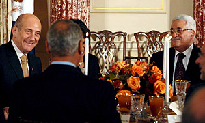 El primer ministro israelí, Ehud Olmert, y el presidente palestino, Adu Mazen, en la cena ofrecida este lunes por EEUU. (Foto: EFE)