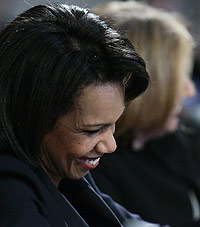 Condoleezza Rice sonríe durante la cumbre. (Foto: AP)