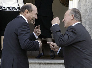 Basescu bromea con el Rey Juan Carlos, en Madrid. (Foto: EFE)