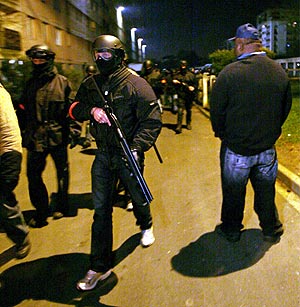 Policías antidisturbios patrullan por la zona de las protestas. (Foto: EFE)