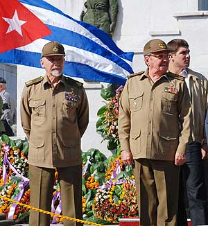 Raúl Castro y Ramiro Valdés, dos de los dirigentes del régimen de Fidel Castro (Foto: Reuters)