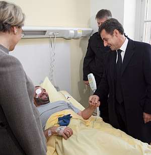 Sarkozy visita a un policía herido durante los disturbios. (Foto: AFP)