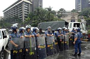 Un grupo de policas hace guardia en los alrededores del hotel de los rebeldes. (Foto: AFP)