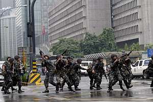Soldados del Ejrcito filipino inician el asalto al Hotel Pennsula de Manila. (Foto: EFE)